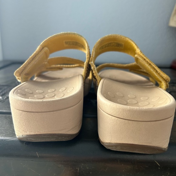 Vionic Pacific Alexis buttercup yellow sandals. - Picture 5 of 6